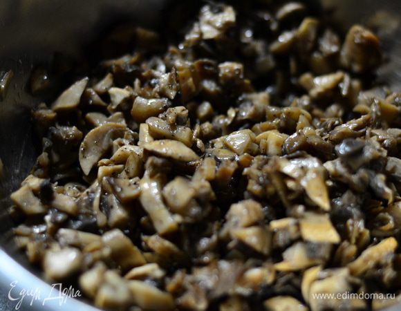 Грибы промыть,нарезать,протушить на сковородке минут 15,посолить.