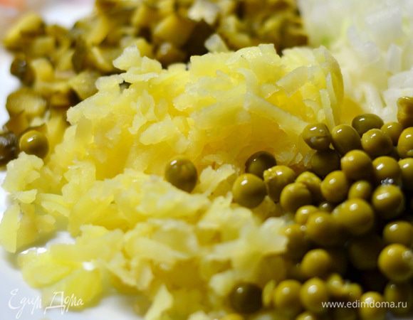 Натереть на терке картофель,сыр,порезать мелко лук,огурец.