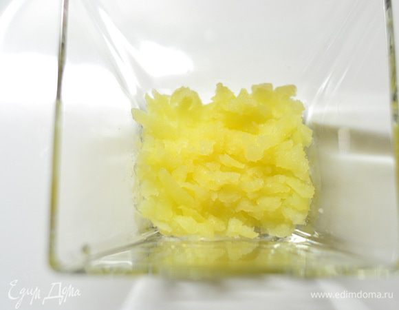 Собираем салатик. Сначала на дно посуды выкладываем тертый картофель,смазываем его тонким слоем майонеза.