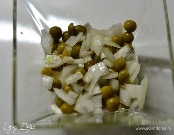 Затем выкладываем слой горошка с луком,также смазываем майонезом.