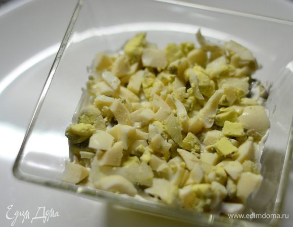 мелко порубленные отварные яйца,майонез.