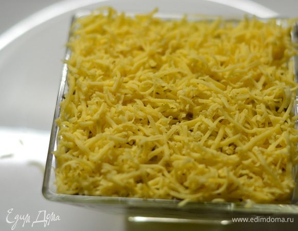Сверху посыпать тертым сыром.