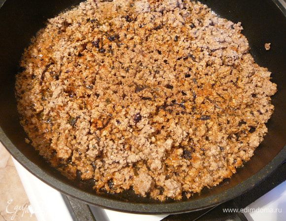 Обжарить мясной фарш, добавить соус Jamie Oliver "Соус к пасте с томатами и базиликом", соль, орегано, молоко (100 мл), тушить под крышкой на медленном огне 20 минут.