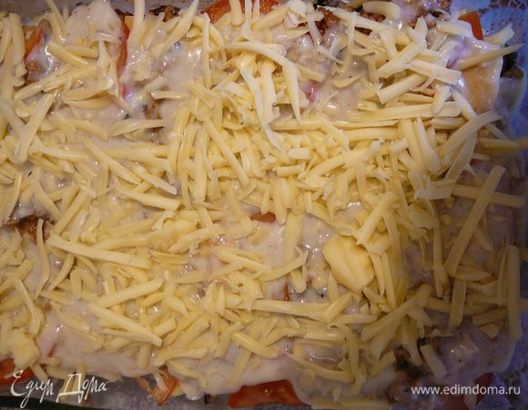 Выложить в форму листы лазаньи, затем слоями фарш, обжаренные грибы, тертый сыр, резанные помидоры, снова листы лазаньи, фарш, обжаренные грибы, тертый сыр, резанные помидоры. Последний слой - листы лазаньи. Заливаем соусом бешамель, посыпаем оставшимся тертым сыром. 