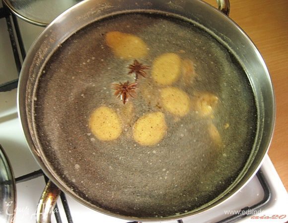 Приготовить маринад. Для этого в кастрюлю налить воду, добавить нарезанный кружочками корень имбиря, мед, соевый соус, рисовый уксус, смесь «5 специй» (сычуаньский перец, бадьян, гвоздика, корица, и фенхель) и звездочки бадьяна. Маринад довести до кипения и проварить в течение нескольких минут.