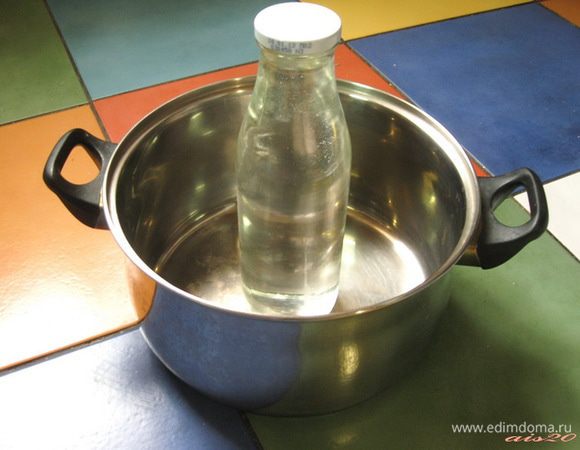 В кастрюлю поставить бутылку, наполненную водой.
