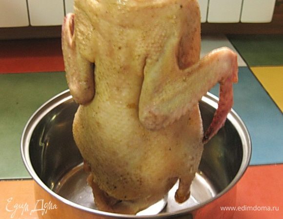 На бутылку надеть утку и убрать эту конструкцию в холодильник на 24 часа. Если нет бутылки или место в холодильнике не позволяет поместить такую конструкцию, то выложить утку на решетку, самое главное чтобы был равномерный доступ воздуха ко всей поверхности утки, но все же вертикальное положение предпочтительней.