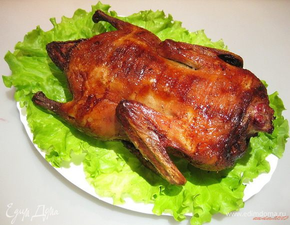 Готовую утку оставить отдохнуть на 30-40 минут. Затем нарезать ломтиками и подавать с мандариновыми лепешками, соусом хойсин и кисло-сладким китайским соусом.
Приятного аппетита!