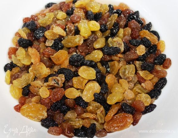 Изюм промыть, обсушить и замочить на ночь в роме.  Утром ром слить. Мак залить кипящим молоком, накрыть крышкой и дать полностью остыть. Лишнее молоко слить, добавить сахар и остатки рома. По желанию измельчить мак при помощи мясорубки.