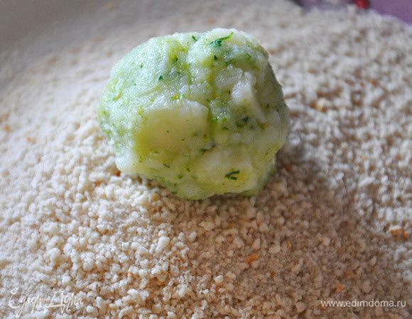 Слепить шарики величиной с грецкий орех. Обвалять в сухарях.