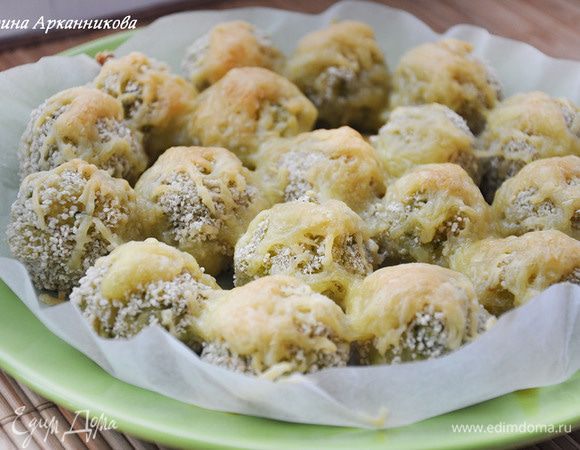 Вытащить и посыпать тертым сыром. Запекать еще 10 минут.