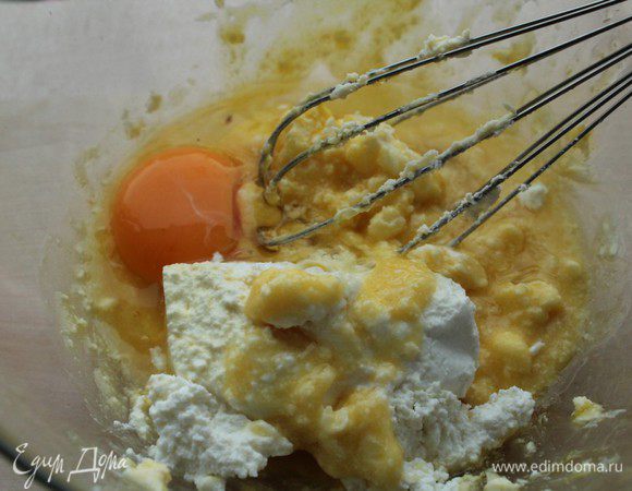 Добавить яйца и творог, хорошо перемешать.