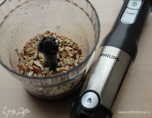 Миндаль при помощи блендера  измельчить в крупную крошку.