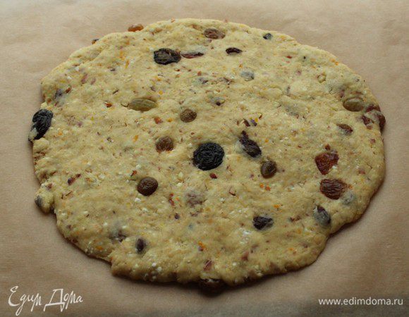 Из этого количества теста получается 2 больших или 4 маленьких штоллена. Раскатать тесто в лепешку.