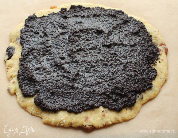 Сверху выложить маковую начинку.