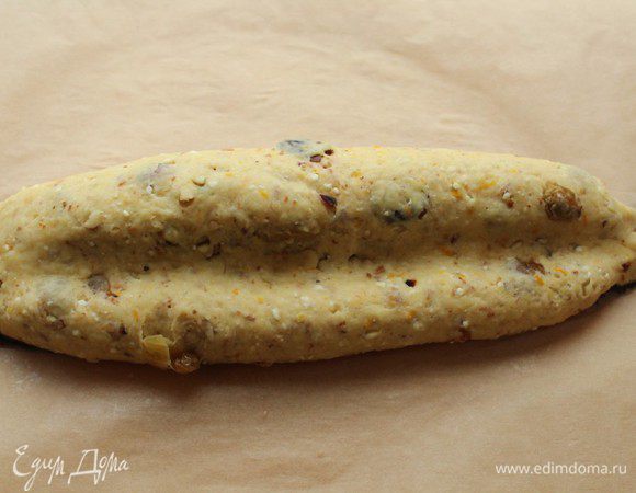 При помощи скалки придать рулету форму штоллена. Духовку разогреть до 200 градусов. Выпекать штоллены 15 минут, потом температуру уменьшить до 170 градусов и печь еще 45 минут. Готовые штоллены очень хорошо смазать растопленным сливочным маслом и обильно посыпать сахарной пудрой. Охладить, завернуть в пергамент и хранить в холодном месте до Рождества. Идеально от 4 до 8 недель.