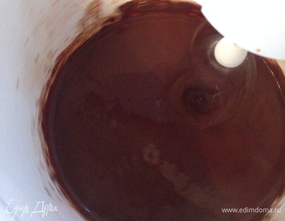 В отдельной посуде взбиваем какао с кипятком.