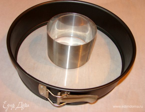 Для приготовления понадобится разъемная форма для пирога и форма для салата.