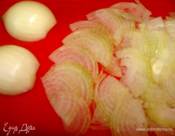 Лук порезать полукольцами как можно тоньше.