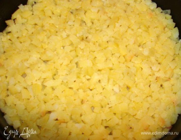 Картофель порезать мелким кубиком. Выложить сверху. Придавить.
