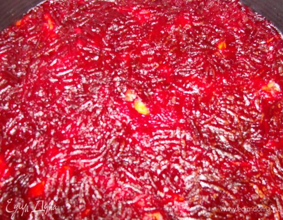 Свеклу потереть на терке. Выложить тонким слоем. Придавить. Смазать слой свеклы майонезом. Затем повторить все слои снова. На этот раз слой свеклы должен быть довольно плотным.