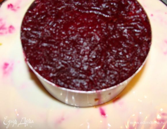 Верхний слой свеклы покрывать майонезом не нужно. Закрыть всю конструкцию пищевой пленкой и убрать в холодильник на ночь.