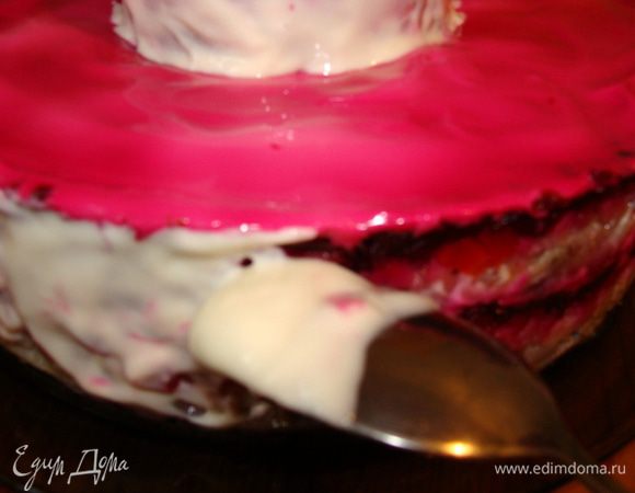 Осторожно, при помощи ложки обмазать края майонезом.