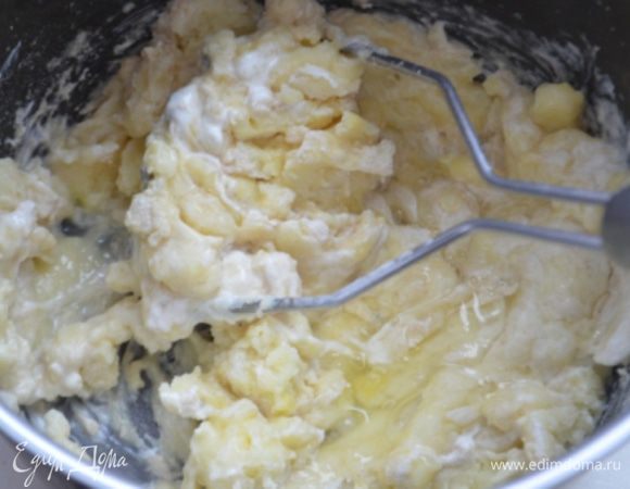 Размять в пюре, добавив молоко, сметану, яйцо, белки. Посолить и поперчить совсем чуть-чуть..так как сверху будет соленая икра.
