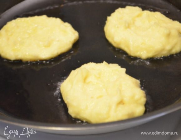 Разогреть на большой сковороде оливковое масло и обжарить с обеих сторон картофельные блинчики.
