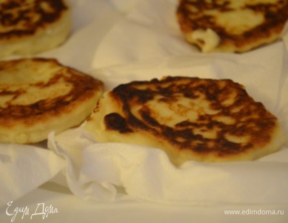 Готовые блинчики сложить на салфетку, чтобы она впитала лишний жир.
