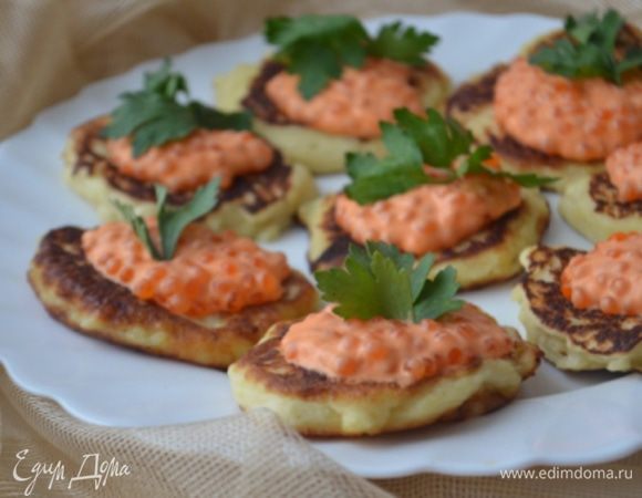 На готовые блинчики кладем по 1 ложке икры, украшаем петрушкой и подаем!