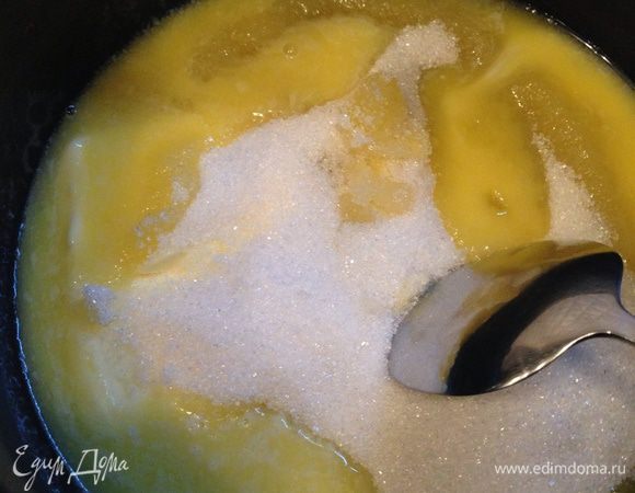 Затем растапливаем сахар с маслом на среднем огне постоянно помешивая.