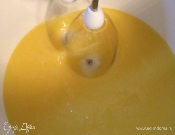 После того, как сахар растает снимаем с огня и взбиваем миксером.