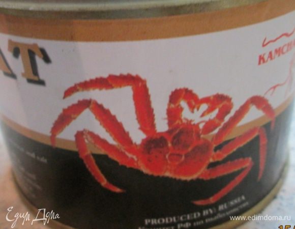 Крабовое мясо избавить от слюдяных перепонок, покрошить.