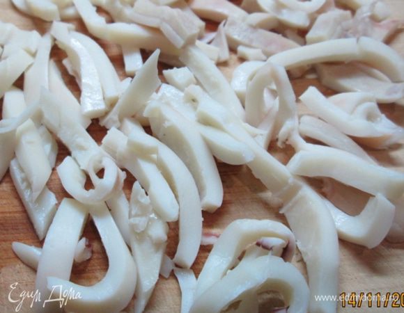 Кальмары очистить от верхней пленки, выпотрошить и промыть. Воду довести до кипения, посолить, варить кальмары 3 мин. Остудить, нарезать соломкой.