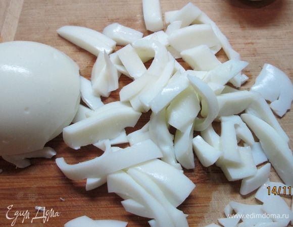 Яйца отварить, желтки нам не понадобятся. Белки нарезать соломкой (как кальмары).