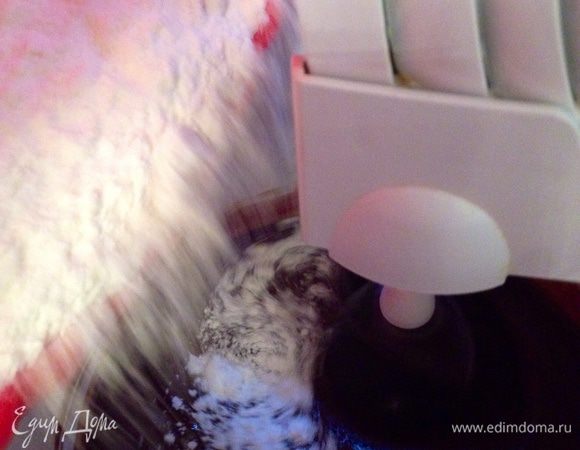 В отдельной миске смешиваем муку, соду, разрыхлитель, соль и уже на более медленной скорости вводим в смесь с какао в два этапа- муку,...