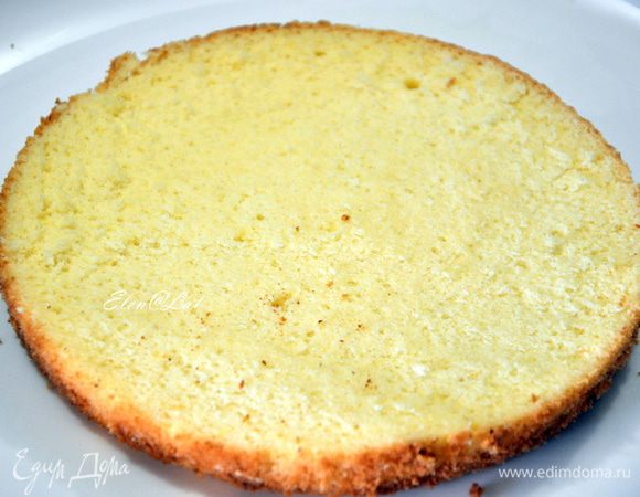 Как только бисквит остынет. Белый бисквит делим на три равные части. 