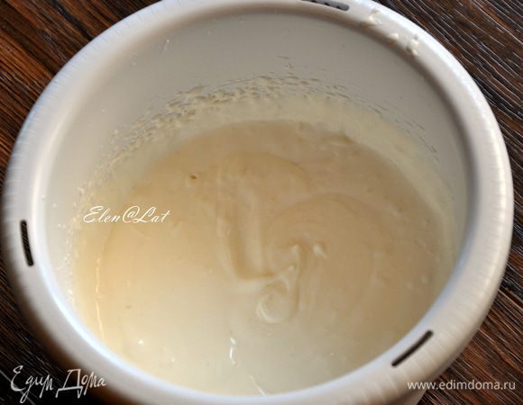 Готовим крем. Для этого взбить сливки с сахарной пудрой до состояния густоты, не перевзбейте, знайте меру, т.к сливки могут превратиться в сливочное масло. Добавить к сливкам сметану, и взбить до однородности.
Ананасы из банки нарезать на средние кусочки, или взять уже нарезанный ананас.
Сок сливаем или выпиваем, он нам не нужен. Торт ооочень хорошо пропитывается кремом, и дополнительная пропитка ему не требуется.
