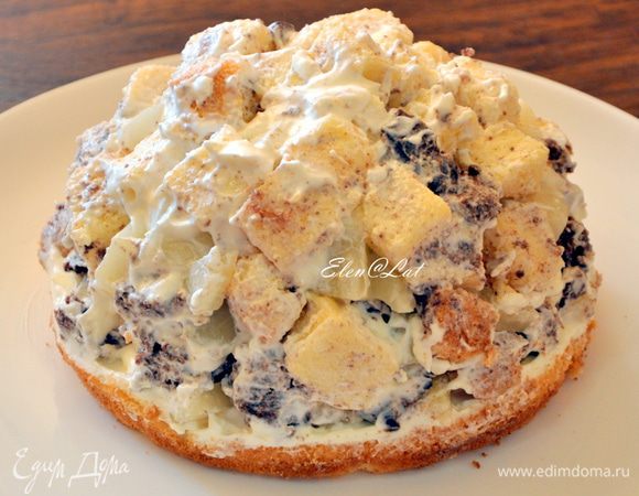 Руками чуть утрамбовать, придать горке красивую форму. Сверху смазать оставшимся кремом и дать постоять в холодильнике буквально полчаса. 