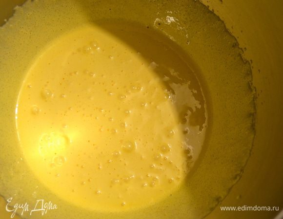 Отделить желтки от белков. Желтки взбить с сахаром до пышной пены и до растворения сахара. 