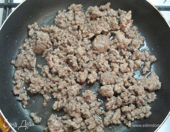Обжарить мясной фарш.