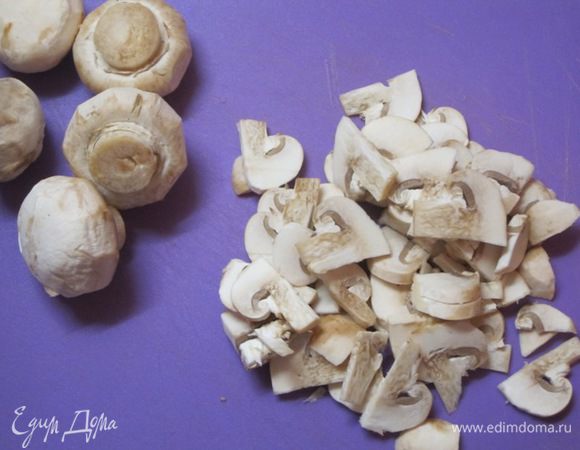Грибы нарезать тонкими ломтиками.