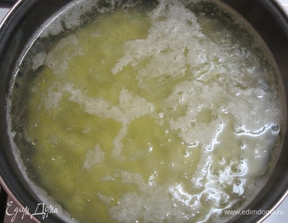 В кипящую воду опустить нарезанный кубиками картофель,  варить 5 минут.