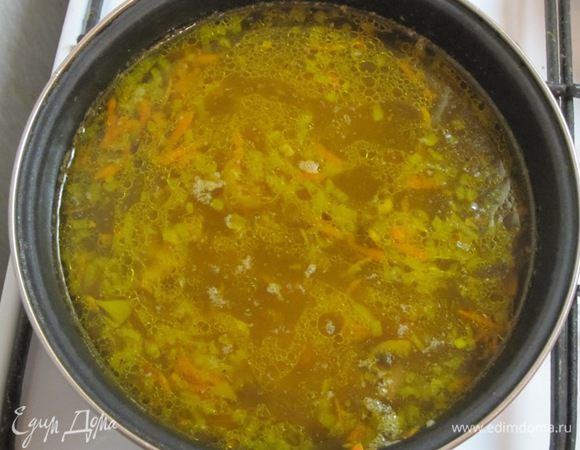 Добавить пассерованные овощи, грибы и фарш. Варить 5-10 минут.