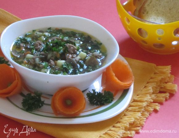 Готовый суп при подаче посыпать мелко нарезанной зеленью. Подать со сметаной. 