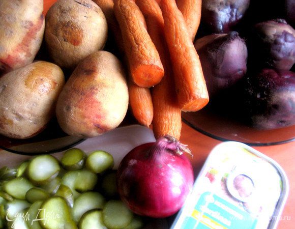 Свеклу, морковь, картофель отварить заранее, чтобы остыли.