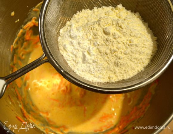 Затем добавить измельченные в миксере орехи... Муку, разрыхлитель и цедру лимона... Все перемешать до однородности.