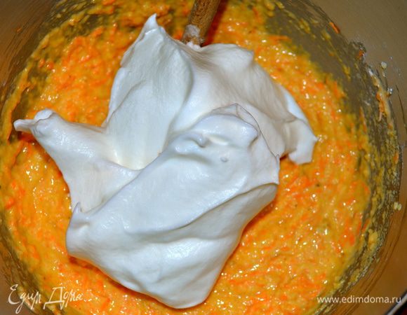 Отдельно взбить белки до устойчивых пиков и осторожно перемешивая, ввести в тесто...
