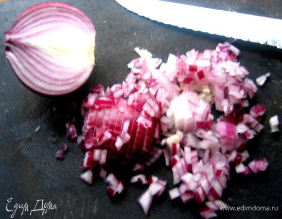Небольшую луковицу нарезать очень мелко...